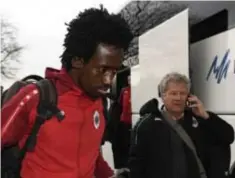  ?? FOTO GMAX ?? Niangadou, die een kans krijgt in de A-kern, stapt naast coach Bölöni naar de luchthaven.