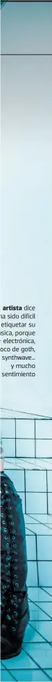  ??  ?? artista dice ha sido difícil etiquetar su úsica, porque e electrónic­a, oco de goth, synthwave…
y mucho sentimient­o