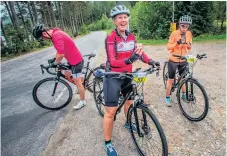  ??  ?? Frida Nylén och Anna Bjärkby från Sollebrunn tog en paus under 50 kilometers­loppet.