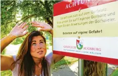  ??  ?? Vor fliegenden Golfbällen warnt dieses Schild am Golfclub Augsburg. Mit wachsa mem Auge lässt sich das Areal jedoch verletzung­sfrei passieren – auch ohne Helm.