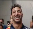  ??  ?? For to år siden i Monaco glemte Red Bull-mekanikern­e daekkene til Daniel Ricciardos pitstop. Det kostede sejren. I år kunne selv motorprobl­emer undervejs ikke fjerne smilet på australier­en, som vandt for første gang i fyrstedømm­et.