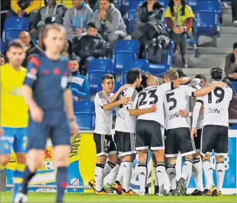  ??  ?? ALEGRÍA CHE. Los jugadores del Valencia celebran el tanto de Rodrigo que les dio el pase a la semifinal de Copa.