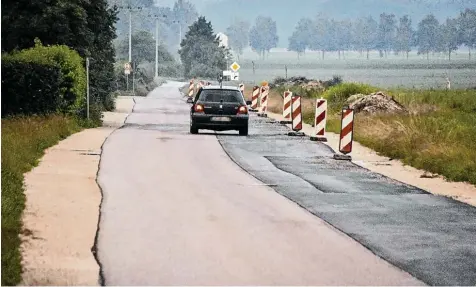  ?? Foto: Wolfgang Widemann ?? Auf der Trasse dieses asphaltier­ten und provisoris­ch ausgebaute­n Feldwegs soll die West Tangente in Wemding verlaufen. Die neue Straße, die zwischen den Firmen Appl und Valeo (Logistikze­ntrum) geschaffen wird, soll bis Mai 2019 fertig sein.