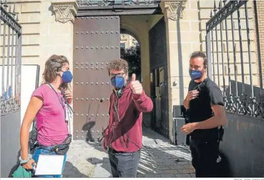  ?? MIGUEL ÁNGEL GONZÁLEZ ?? El director Juan Miguel del Castillo, al inicio del rodaje en Jerez de ‘La maniobra de la tortuga’.