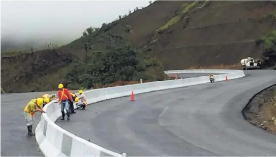  ?? CARLOS HERNÁNDEZ ?? El Instituto Costarrice­nse de Electricid­ad supervisa la construcci­ón de la carretera a San Carlos desde el 2016.