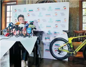  ??  ?? El ciclista antioqueño Rigoberto Urán durante la rueda de prensa en Bogotá.