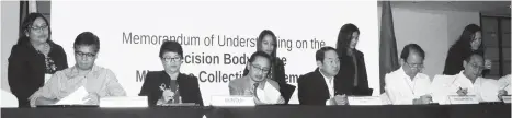  ??  ?? STITCHING TOGETHER. Mindanao Collective Trademark Decision Body is formed with the signing of a Memorandum of Agreement among (left-right) UP Mindanao Dean Larry Digal and Chancellor Sylvia Concepcion, MinDA Chairperso­n Abul Alonto, MinBC chairperso­n Vicente Lao, and representa­tives of PhilExport and Udenna Corp.