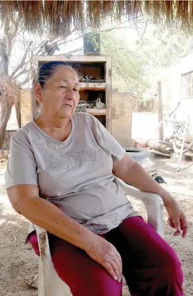  ??  ?? La dirigente de los cucapás en El Indiviso, Baja California, doña Hilda Hurtado, a sus 68 años recuerda las jornadas de resistenci­a que protagoniz­ó con los zapatistas hace una década.