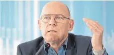  ?? FOTO: DPA ?? Busunterne­hmer kritisiere­n Verkehrsmi­nister Winfried Hermann (Grüne): Sie sorgen sich um mittelstän­dische Strukturen im ÖPNV.