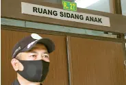  ?? TAOFIK ACHMAD HIDAYAT/RADAR BANDUNG ?? KETAT: Petugas menjaga pintu ruang sidang saat sidang lanjutan kasus pencabulan santri oleh terdakwa Herry Wirawan di PN Bandung, Kota Bandung, kemarin (4/1).