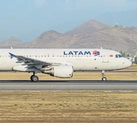  ??  ?? Operador. Latam se encargará de los vuelos con escala en Córdoba.