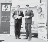  ??  ?? LANCAR: Lee Yin Chen dan Maximilian Lim semasa pelancaran sugO365, sebuah pelan langgangan diabetes yang pertama di Malaysia.