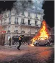  ?? FOTO: AFP ?? Die Randaliere­r in Paris zerstörten zahlreiche Autos.