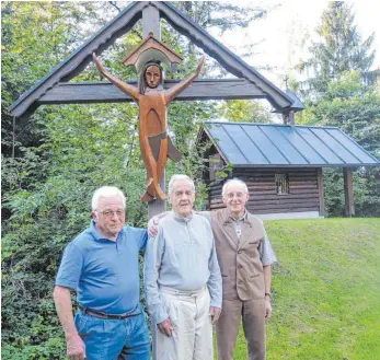  ?? FOTO: WALTER SCHMID ?? Sie stehen dort, wo das Herz der Bergkamera­dschaft Enzian schlägt: Josef Zanker, Artur Huber und Celestin Rudhard.