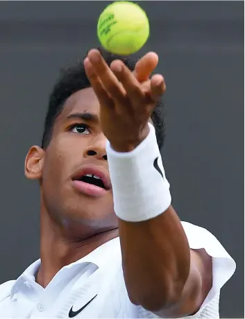  ?? PHOTO D’ARCHIVES ?? Le Québécois Félix Auger-Aliassime sert la balle face au Français Ugo Humbert lors de leur match de troisième ronde au tournoi de Wimbledon, en juillet 2019.