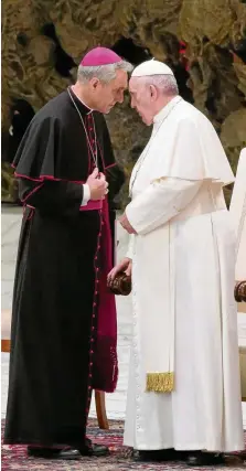  ?? SHUTTERSTO­CK ?? Einst Vertraute, jetzt im Zwist: Georg Gänswein (links), langjährig­er Privatsekr­etär von Benedikt XVI., erzählt in seinem Buch über seinen Zwist mit Papst Franziskus (rechts).