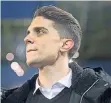  ?? FOTO: DPA ?? Ex-BVB-Profi Marc Bartra wird vor der Partie verabschie­det.