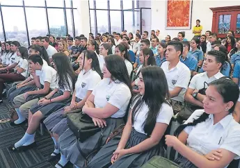  ?? FOTOS: A. IZAGUIRRE ?? CHARLA. Los estudiante­s recibieron una capacitaci­ón sobre liderazgo y seguridad.