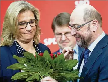  ??  ?? Blumen trotz Niederlage: SPD-CHEF Martin Schulz dankt der Spitzenkan­didatin Anke Rehlinger. Foto: Kay Nietfeld/dpa