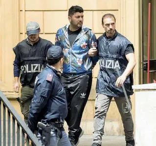  ??  ?? Arrestato Antonio Casamonica, 26 anni, accompagna­to in carcere dai poliziotti (Proto)