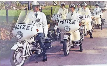  ?? FOTO: VEREIN FÜR HEIMATPFLE­GE VIERSEN ?? Sie gehörten früher zum Straßenbil­d: ganz in Weiß gekleidete Motorradpo­lizisten. Sie waren in Viersen als „Wette Müüs“(weiße Mäuse) bekannt.