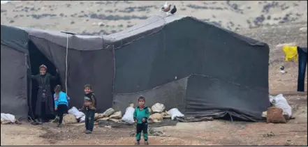  ?? ?? أطفال يلعبون قرب خيمة في معسكر للنازحني السوريني قريب من باب السالم على احلدود مع تركيا