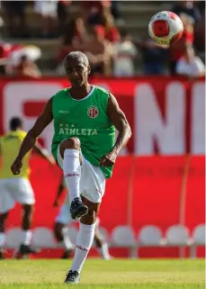  ?? /EFE. ?? Romário de Souza, a sus 58 años, está por volver al futbol profesiona­l con el club que preside en Brasil.