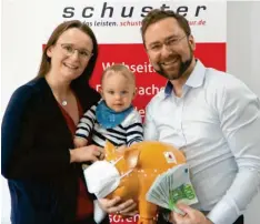  ?? Foto: Christina Brummer ?? Manuela Schuster mit Sohn Mateo und Manuel Schuster haben im Januar, als güns‰ tige FFP2‰Masken knapp waren, eine Verteilakt­ion gestartet. Dadurch kamen 1800 Euro für unser Leserhilfs­werk Kartei der Not zusammen.