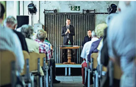  ?? FOTO: IMAGO IMAGES ?? Michael Kretschmer, CDU-Spitzenkan­didat für die Landtagswa­hl in Sachsen, bei einer Diskussion­sveranstal­tung im Textilmuse­um in Crimmitsch­au.