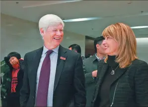  ??  ?? Engle and his wife, Mary, attend the forum at Nankai University, where he is an honorary professor.