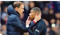  ?? FOTO: ENA/AP/DPA ?? Paris-Trainer Thomas Tuchel (links) und sein Topspieler Kylian Mbappé werden sich in dieser Saison wohl nicht mehr so nahe kommen wie hier.