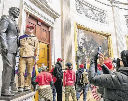  ??  ?? CONGRESO. Partidario­s de Trump el miércoles durante el ataque al legislativ­o; invadieron varias oficinas y provocaron destrozos.