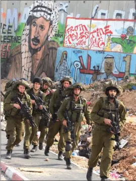  ?? PHOTO: FLASH 90 ?? Soldiers patrol the separation barrier between Ramallah and Jerusalem