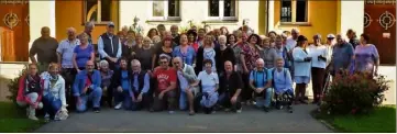  ?? (Photos Olaf Winkler) ?? Les membres de la délégation beaussetan­e posent pour la photo souvenir avant d’embarquer dans le bus du retour.