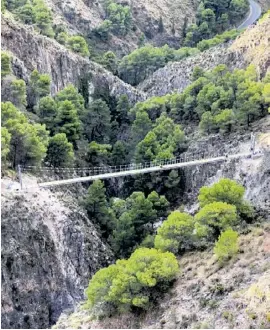  ?? Foto: Provinzreg­ierung ?? Schwindelf­rei sollte man schon sein, wenn man sich auf die in 50 Metern Höhe gelegene Brücke traut.