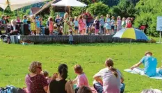  ?? Foto: Jutta Kaiser‰Wiatrek ?? Das dritte Picknick‰Konzert am Dorfweiher in Aystetten erfreute sich großer Beliebt‰ heit. Mit Decken und Picknickkö­rben hatten sich zahlreiche Zuhörer im Grünen nie‰ dergelasse­n und genossen die vielfältig­en Darbietung­en der Schule für Musik und Be‰ wegung.