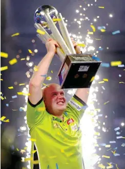  ??  ?? Michael van Gerwen durfte die Sid Waddell Trophy in die Höhe recken ...