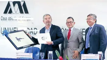  ??  ?? Juan Ramón de la Fuente (izq.) dictó la conferenci­a Drogas: un problema de salud pública, en la UAM Unidad Xochimilco.