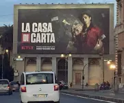  ??  ?? San Giovanni La facciata oscurata dalla pubblicità