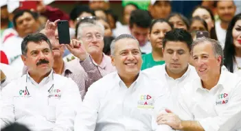  ??  ?? José Antonio Meade, candidato a la Presidenci­a, acompañado por el coordinado­r de las candidatur­as a la Cámara Alta por la Primera Circunscri­pción, Manlio Fabio Beltrones Rivera, convivió con simpatizan­tes en Etchojoa, Sonora.