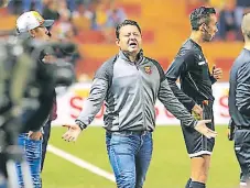  ??  ?? RIVAL. Tras la salida de Paulo Wanchope del banco del Herediano, Jafet Soto tomó al equipo a días de la final ante Motagua.