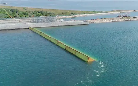  ??  ?? Sollevate Le paratoie di Chioggia in uno dei test che si stanno susseguend­o in questo periodo senza grossi problemi