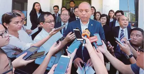  ??  ?? LORETTO ketika sidang media di pekarangan mahkamah.