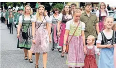  ??  ?? Auch die Jüngsten zogen zum Großenbaum­er Schützenfe­st das traditione­lle Dirndl an.