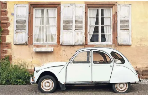  ?? FOTO: ULLSTEIN ?? Ein alter Citroën 2 CV steht 2012 mit plattem Reifen vor einem Wohngebäud­e in Wissembour­g im Elsass.