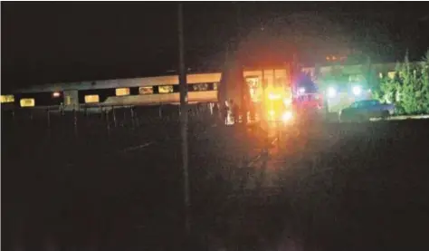  ?? LUNA REVENGA ?? El convoy, detenido tras descarrila­r a medio kilómetro de la estación de Torrijos