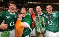  ??  ?? Happy days: Denis Leamy (centre) celebrates with his fellow Grand Slam heroes in 2009