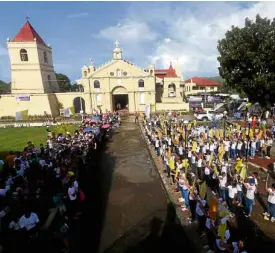  ?? —LYN RILLON ?? A STORY FOR THE AGES Schoolchil­dren gather for a performanc­e in front of Balangiga’s St. Lawrence the Martyr Parish Church, which will receive the bells.