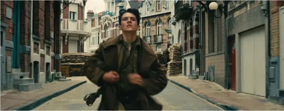  ??  ?? Barricades. L’acteur Fionn Whitehead dans les rues de Dunkerque. Les troupes françaises ont défendu la ville, permettant l’évacuation par la mer d’une partie des soldats.