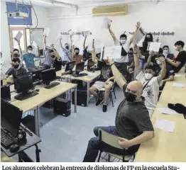  ?? Jordi Otix ?? Los alumnos celebran la entrega de diplomas de FP en la escuela Stucom de Barcelona, la semana pasada.